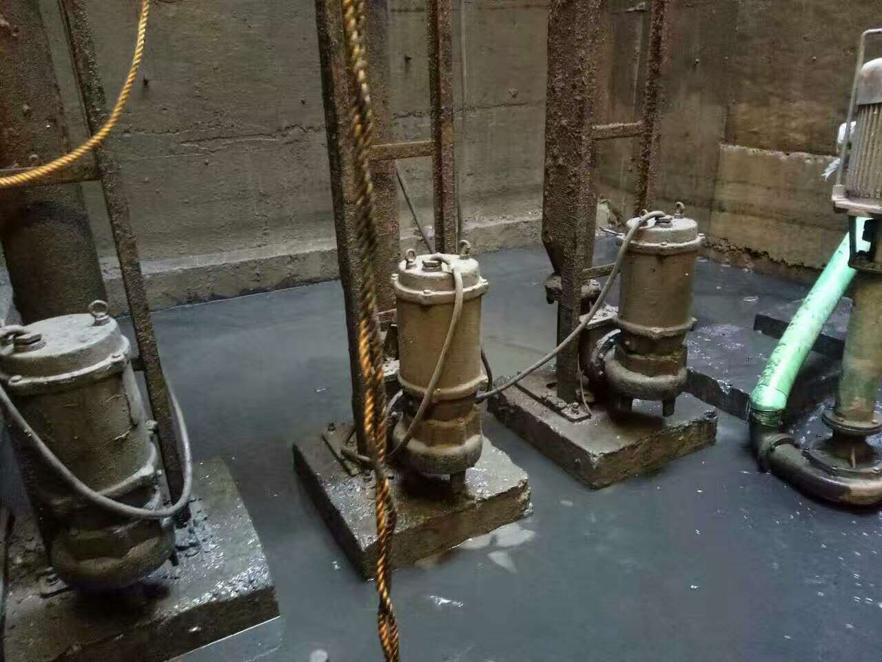 杨林尾镇污水池清理