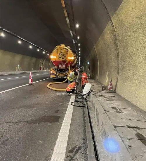 杨林尾镇隧道排水渠清淤